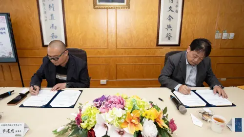 ▲中國文化大學與兆基屋管簽署合作備忘錄，由校長王子奇（右）與董事長李建成（左）代表簽約。（圖／翻攝畫面）