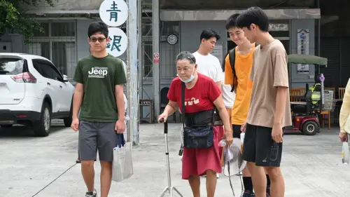 ▲美濃世代共榮-美濃客家美食時光之旅(青銀社區互動）。（圖／義守大學提供）