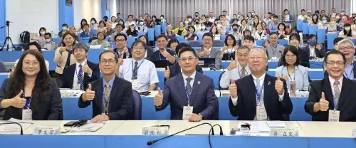 ▲海洋委員會舉辦北前船與台灣海洋文化資產國際論壇活動，由海洋委員會主任秘書劉國列(前排中)主持。(圖／海洋委員會提供)