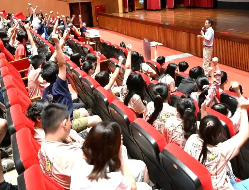 ▲中鋼公司舉辦115年小港區各國小應屆畢業生鋼鐵之旅活動，活動中穿插有獎徵答，讓綠色環保的觀念自然扎根於學子心中。(圖／中鋼公司提供)