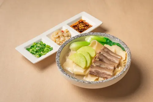▲板橋凱撒飯店的家宴中餐廳重現北宋市井飲食，圖為汴梁羊肉燴麵。（圖／板橋凱撒大飯店提供）