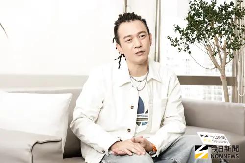 ▲阿Ben（如圖）回想起當通告咖時期，為了求表現、逗大家開心，不惜扮女裝、趴在地上被餵哇沙米等，連家人看了都心疼。（圖／記者吳翊緁攝影）