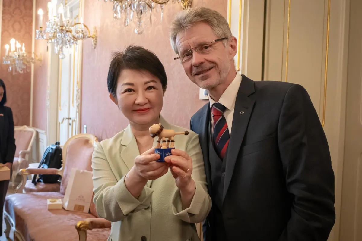 ▲韋德齊議長致贈盧秀燕象徵不屈不撓捷克精神的獅子木藝品，勉勵她「無論下一個位置在哪裡，都要如同獅子般勇敢前進」。（圖／台中市政府提供，2026.06.12）