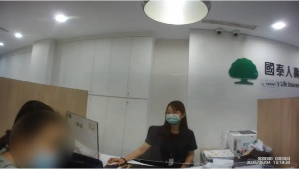 ▲ 黃姓女子遭假檢警詐騙欲解除高額保單，聲稱是為了替重病家人購買醫療器材，因金額高達新臺幣141萬元，業務員察覺有異，經警方到場點破詐團話術，成功保住141萬元積蓄。（圖／記者郭凱杰翻攝）