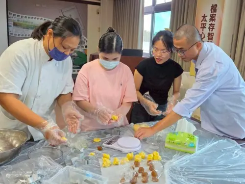 手作鳳梨酥學台語　太平新住民輔導班結業