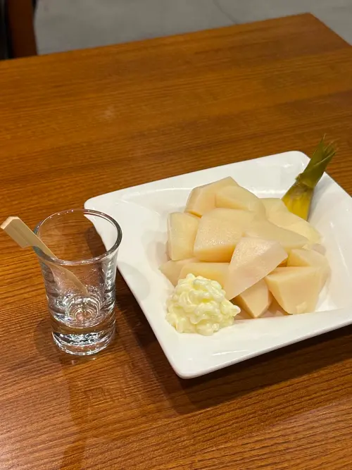 ▲不只小籠包炒飯！網友在 Threads 曬出鼎泰豐內行必點的「涼筍沙拉」實拍照，白皙嫩滑、爆汁如水梨的視覺感，讓吃貨大呼：貴得有道理！（圖／翻攝自 Threads）