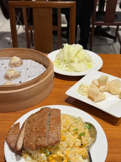 ▲這才是老饕的滿分點法！Threads 網友分享鼎泰豐「夢幻全套陣容」，除了經典的小籠包與排骨蛋炒飯，更加入神級高麗菜與隱藏版涼筍，被盛讚是內行人才懂的「天花板組合」。（圖／翻攝自 Threads）