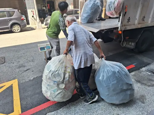 一個動作兼做公益　中市環保局端午送暖資收個體戶