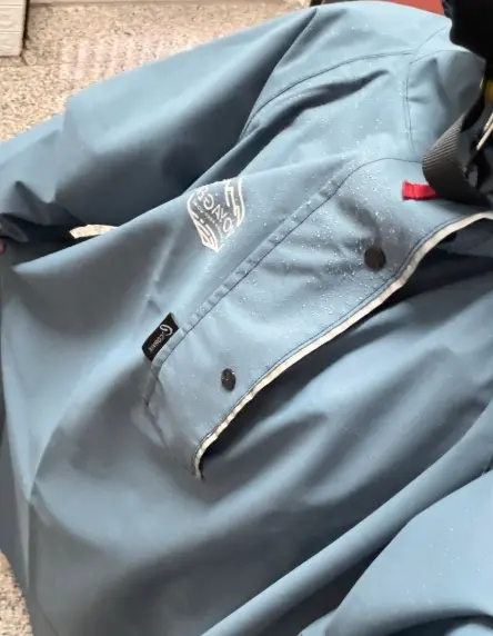 ▲網友分享自己穿大振豐洋傘的雨衣在暴雨中騎車，由於外衣材質超防水，回到家實際拍圖狂讚是穿過最強的雨衣。（圖/Threads）