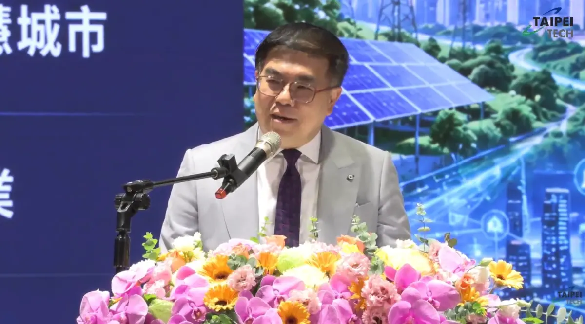 彭啟明北科大勉畢業生找到熱愛方向　笑稱以為自己比較適合數發部