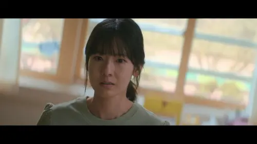 ▲《鐵拳教育》第5集由宋詩安（如圖）飾演的導師崔智善為主角，長期飽受恐龍家長的騷擾。（圖／Netflix）
