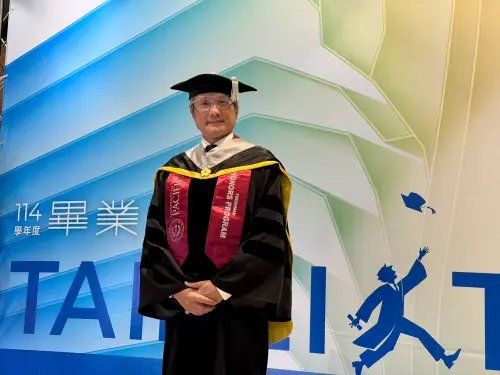 已逝女兒AI現身典禮！包小柏苦讀成北科大博士：我不畢業對不起她