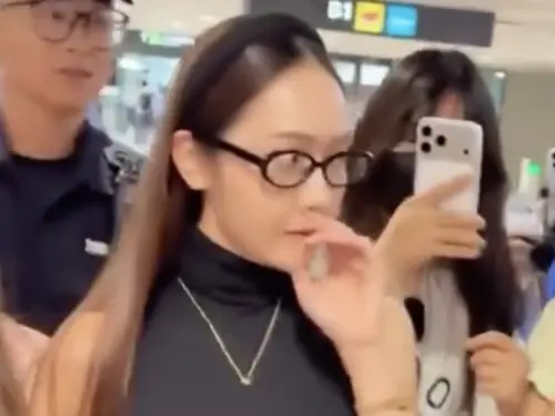 Jessica機場被臭暈！手摀口鼻還乾嘔　粉絲笑：前個受害者是潤娥