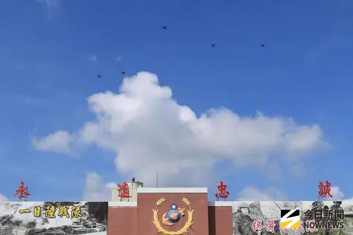 ▲無人機編隊通過司令台上空，透過性能展示精準操控成功擊破移動目標物。（圖／記者莊全成攝，2026.06.13）