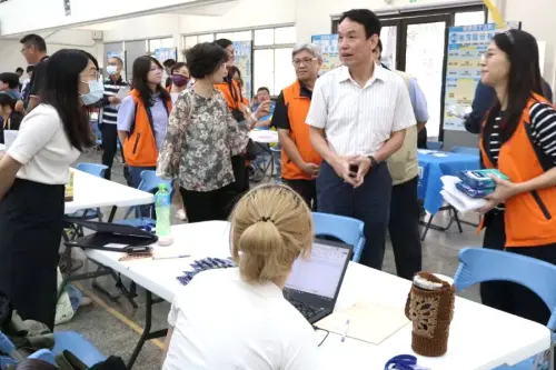 ▲高雄市政府勞工局舉辦北高雄大型聯合徵才活動，副局長皮忠謀(右2)到場為求才廠商及求職民眾加油打氣。(圖／高雄市政府勞工局提供)