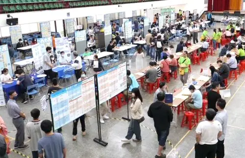▲高雄市政府勞工局舉辦北高雄大型聯合徵才活動，吸引民眾前往應徵。(圖／高雄市政府勞工局提供)