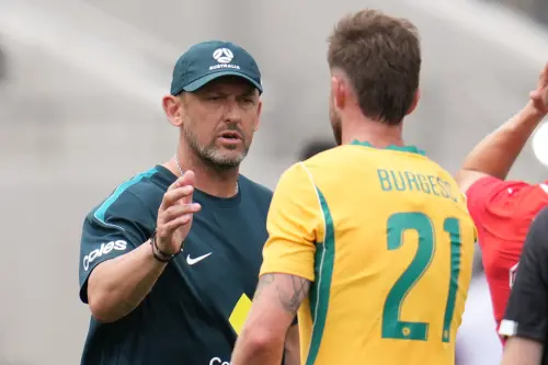▲波波維奇（Tony Popovic）（左）治下的澳洲隊球風強悍，極度強調身體對抗、高壓逼搶。（圖／美聯社／達志影像）