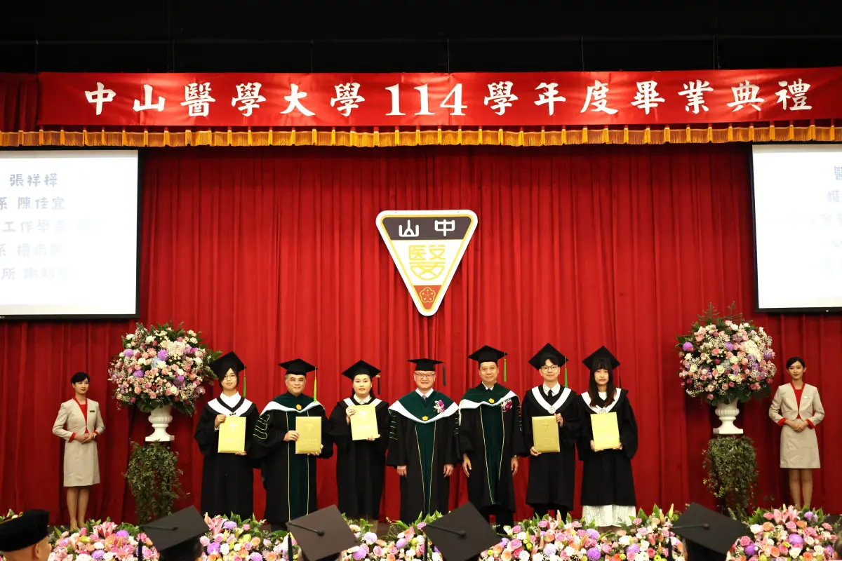 ▲中山大校長黃建寧(右四)、醫學院院長葉兆斌(右三)向畢業生送上祝福。.（圖／中山醫大提供）