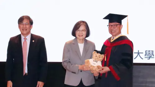 蔡英文現身高醫大畢典　勉畢業生成為支持社會的力量