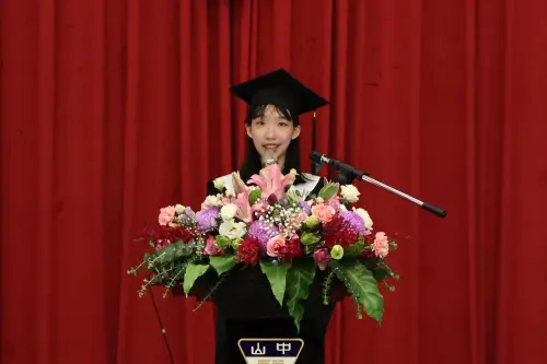 ▲中山醫大畢業生代表、應外系許禎芸以「萬花筒」比喻大學四年的成長歷程，勉勵同儕。（圖／中山醫大提供）