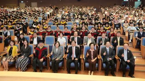▲高雄醫學大學今（13）日舉辦114學年度畢業典禮，歡送畢業生邁向人生新階段。（圖／高醫大提供）