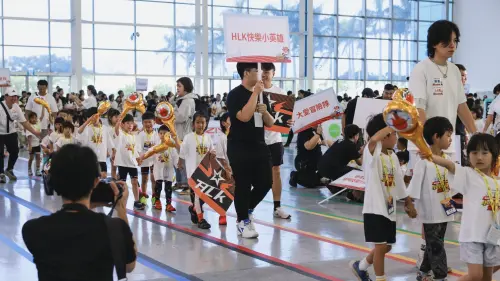 ▲小小英雄運動會比照大型賽會，由小小選手進行繞場儀式。（圖／高市府運發局提供）