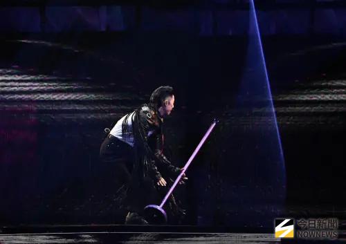 吳建豪扛病體演出！唱到一半突發生失誤跳下台　自責喊：我搞砸了