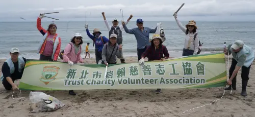 ▲新北市信賴慈善志工協會舉辦公益淨灘活動，合力藝人等人一同到白沙灣淨灘。（圖／新北市信賴慈善志工協會提供）