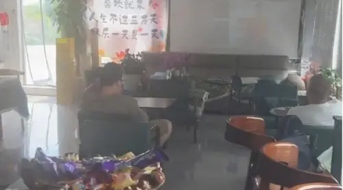 ▲開幕戰邀4000人「0人到場」！咖啡店老闆獨守空城超心酸（圖／截自微博）
