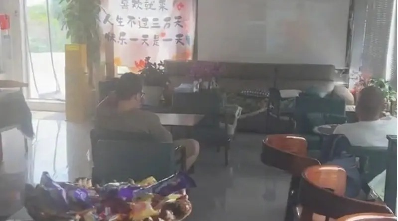    ▲開幕戰邀4000人「0人到場」！咖啡店老闆獨守空城超心酸（圖／截自微博）  
