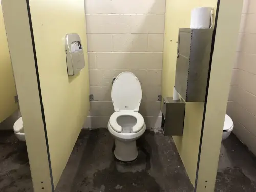 ▲馬桶U型坐墊真正名稱叫作「前開式馬桶坐墊（Open-front toilet seat）」，美國早在1955年相關衛生規範中，便規定公共廁所需採用此設計，同時還得使用光滑、不吸水材質製作。（圖／取自photoAC）