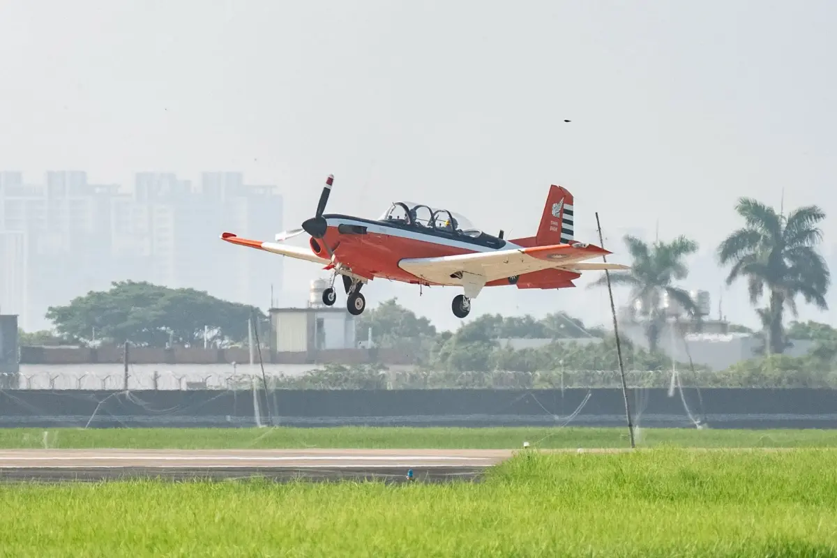 T-34教練機完成天安特檢恢復飛行 新機種明年5月決定