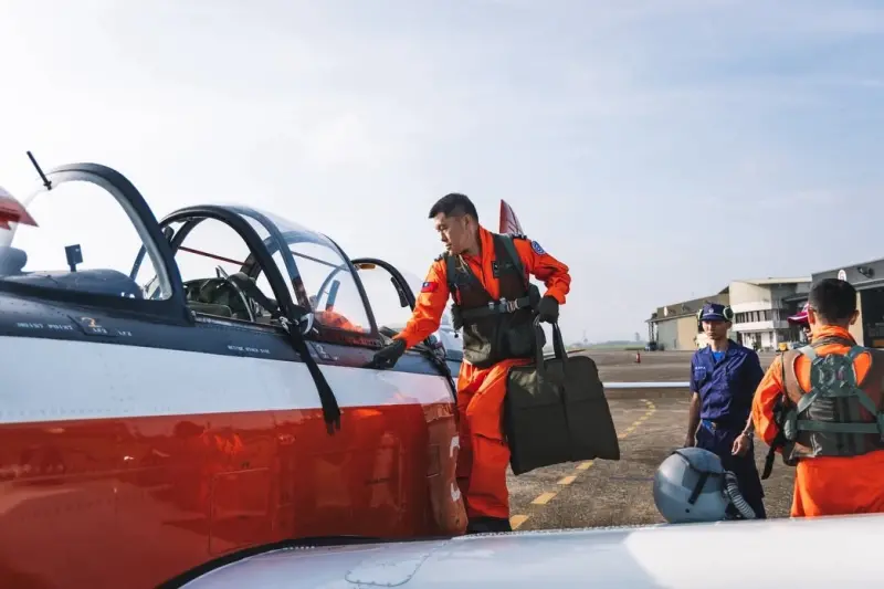    ▲T-34C教練機復飛，由飛訓部指揮官胡志華少將同乘T-34教練機，展現對同型機的信心。（圖／軍聞社提供）  