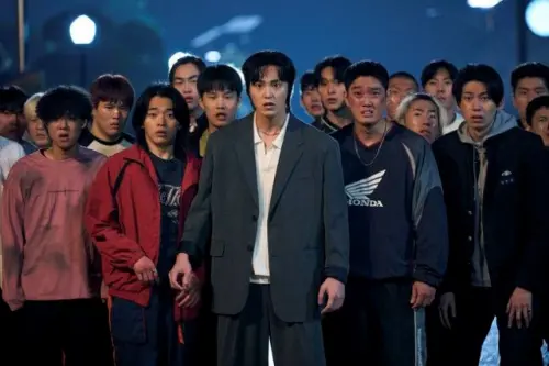 ▲李泰煥（中）31歲演高中生毫不違和。（圖／翻攝自Netflix）