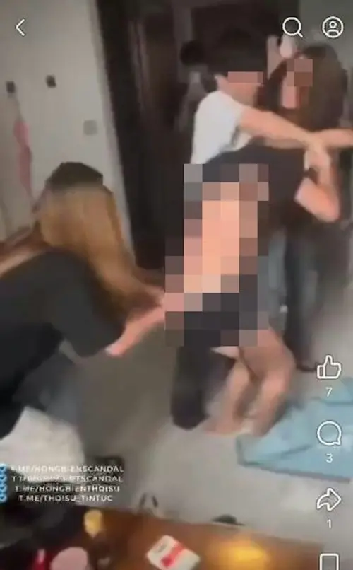 ▲毆打過程中，長髮女子褲子被脫因此走光（圖／截自微博）