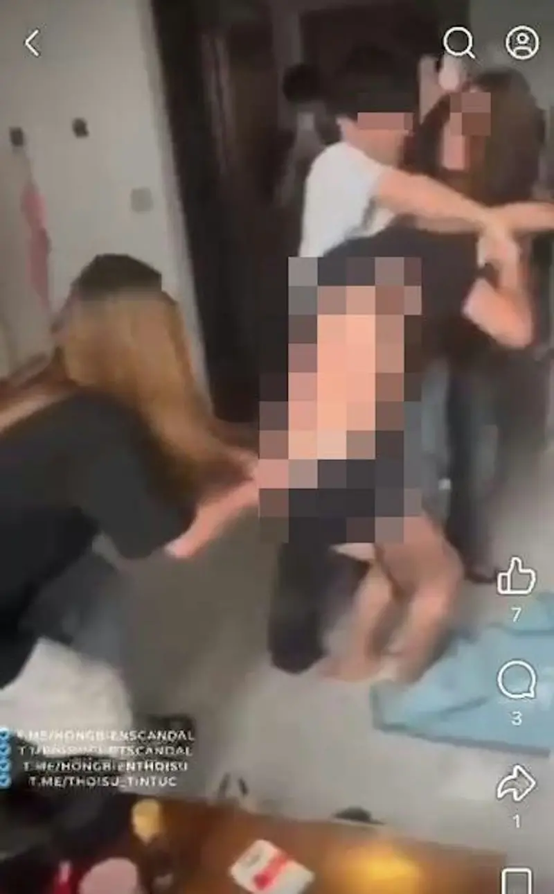    ▲毆打過程中，長髮女子褲子被脫因此走光（圖／截自微博）  