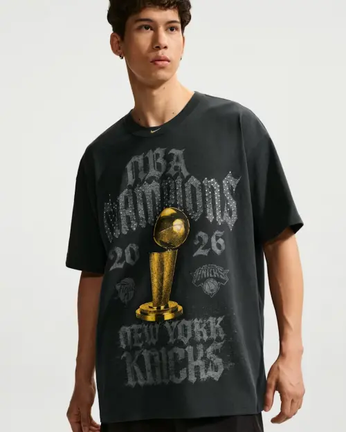 ▲New York Knicks NBA Champions Nike官方休息室同款T-Shirt，是布朗森與尼克眾將奪冠後在球場上慶祝時穿著的同款服飾，也成為球迷搶購的熱門商品。（圖／取自Nike）