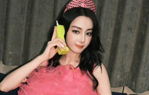 迪麗熱巴用Bitch手機殼衝熱搜！粉絲傻眼狂罵：她是看不懂英文嗎