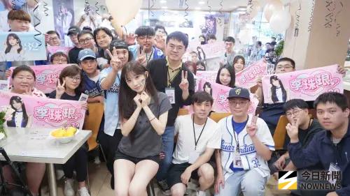 ▲李珠珢生日除了獲得入場資格的20名粉絲外，場外更聚集近百人在雨天排隊，只為見女神一面。（圖／記者張一笙攝）