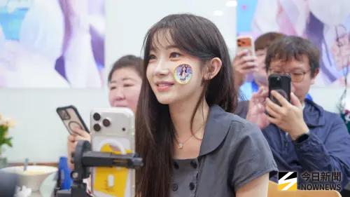 ▲李珠珢低調現身新莊棒球場外冰店，與粉絲們一同迎接自己22歲生日。（圖／記者張一笙攝）