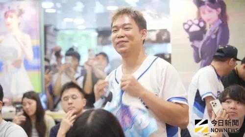 ▲來自香港的粉絲表示，當他得知自己獲得入場資格後，第一時間買機票飛來台灣。（圖／記者張一笙攝）
