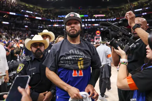 ▲紐約尼克後衛布倫森(Jalen Brunson)在G5生死戰狂轟45分，以隻手遮天之姿率領球隊逆轉奪下2026年NBA總冠軍，賽後毫無懸念地榮膺總冠軍賽最有價值球員(FMVP)。（圖／路透／達志影像）