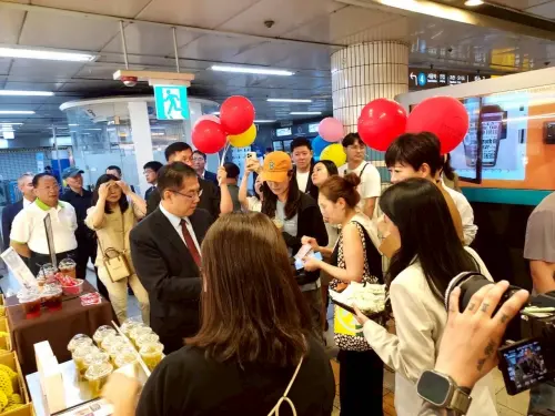 ▲黃偉哲於現場親自發送試吃商品及活動氣球，也與現場民眾共同體驗韓國傳統遊戲「投壺(투호놀이)」。（圖／南市府提供）