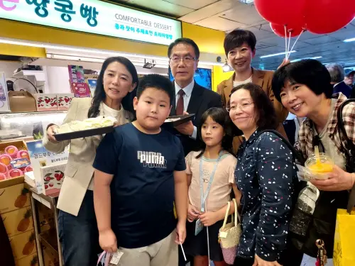 ▲ 現場韓國民眾爭相與市長黃偉哲及市議員拍攝合照。（圖／南市府提供）