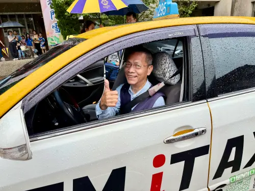 ▲小黃公車駕駛黃金標收到黃竹國小畢業生感謝卡圖／交通局提供2026.6.14)