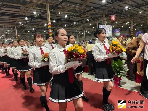 ▲中區全國供佛齋僧法會今日登場，慈明高中學生擔任獻供人員入場，亮眼陣容超吸睛。（圖／記者金武鳳攝，2026.6.14)