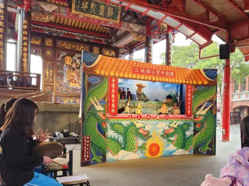 ▲6月21日更邀請新北市三峽國小，於魯班公誕辰帶來「一校一傳藝」酬神布袋戲演出。（圖╱全聯提供）