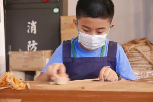 ▲小小魯班公祈福手作體驗邀請小朋友親手製作傳統鉛筆，感受工藝職人與傳統文化的溫度。（圖╱全聯提供）