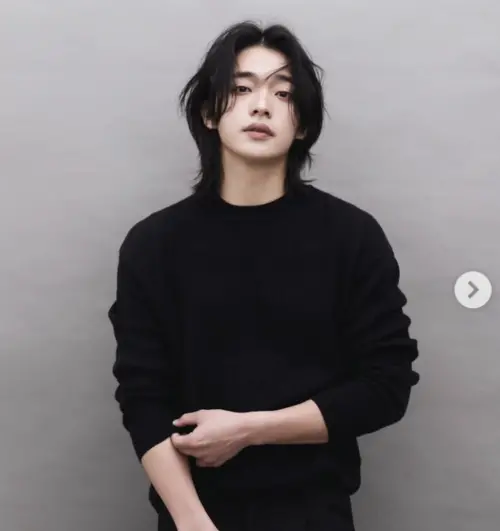 ▲玉真旭被封為《鐵拳教育》劇中最帥長髮男。（圖／翻攝自玉真旭IG@jinuk_ok）