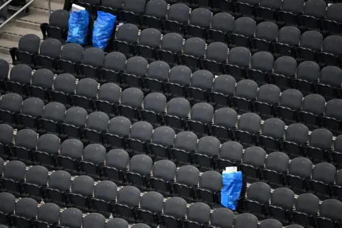 ▲國際體育媒體《ESPN》特別報導了這一幕，並以「不同於任何傳統的傳統」為題，盛讚日本球迷在賽後清理自己區域的舉動。（圖／美聯社／達志影像）